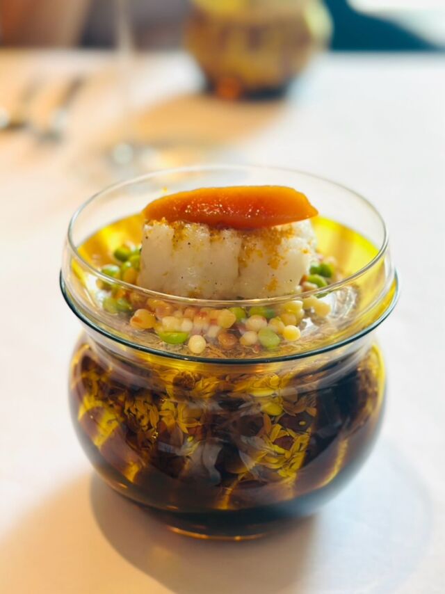 ☀️☀️☀️

早くも夏バテ気味…という方も、
いらっしゃる頃でしょうか。
⁡
「食欲がないなぁ」と思っていても、不思議と食べ進めてしまう一皿をご用意しています。
⁡
とか…とか…

インスタグラムの記事を考えていましたが、
夏バテ気味のお客様の顔が思い浮かばず…
⁡
うちに来て下さってるお客様って、
みんな元気やん…と思ったつい先ほど。

⁡

元気な方も、夏バテ気味の方も、
ご来店お待ちしております✨

※お客様からの写真を使わせて頂いています

#福本俊輔の手仕事 #シェフの手仕事 #素材と向き合う  #夫婦で営業 #落ち着いた空間 #少人数で贅沢 #しっとり楽しむレストラン #大人の隠れ家  #コース料理 #イタリアンコース #ワインペアリング #大阪イタリアン #西天満グルメ #大阪ディナー #大阪ランチ #接待ディナー #記念日ディナー  #ミシュラン #michelin #ゴエミヨ #gaultmillau #イタリアン好きと繋がりたい  #ソムリエのいる店 #美味しい時間 #大人のレストラン #丁寧に仕込む #夏バテに負けるな