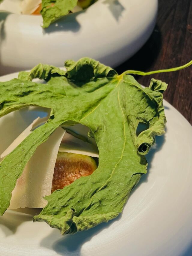 馬肉の一皿
⁡
無花果と馬肉の温度帯を揃え、
甘み・食感を合わせる
⁡
無花果の甘い香りとともに
⁡
季節の一皿、ぜひご賞味くださいませ。
⁡
⁡
本日、明日満席🈵となります。
土曜日お席のご用意可能でございます。
⁡
皆様のご予約、お問い合わせ
心よりお待ちしております。
⁡
⁡
⁡
⁡
#pgreco #ピグレコ #いちじく #馬肉 #福本俊輔の手仕事 #シェフの手仕事 #素材と向き合う  #夫婦で営業 #落ち着いた空間 #少人数で贅沢 #しっとり楽しむレストラン #大人の隠れ家  #コース料理 #イタリアンコース #ワインペアリング #大阪イタリアン #西天満グルメ #大阪ディナー #大阪ランチ #接待ディナー #記念日ディナー  #ミシュラン #michelin #ゴエミヨ #gaultmillau #イタリアン好きと繋がりたい  #ソムリエのいる店 #美味しい時間 #大人のレストラン #丁寧に仕込む