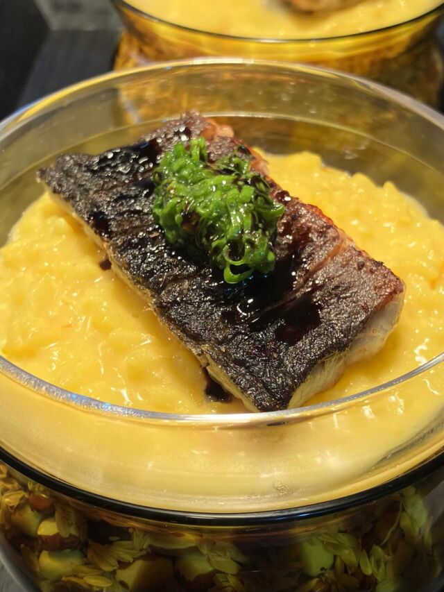 🇮🇹✖️🇯🇵

ロンバルディアの湖では、うなぎがよく獲れ、赤ワインで煮る料理が有名です

一方、日本ではお馴染み蒲焼きやうな丼

そしてミラノといえば、やっぱりサフラン

黄金色のリゾットにピシッと焼いたうなぎを。

力強くも繊細な福本渾身の一皿。
ぜひご賞味くださいませ。

#pgreco #ピグレコ #福本シェフ #大阪イタリアン #コース料理 #西天満ディナー #西天満グルメ #大阪レストラン #予約制レストラン #接待で喜ばれるお店 #ミシュラン #michelin #ゴエミヨ #gaultmillau #福本俊輔の手仕事 #シェフの手仕事 #素材と向き合う #夫婦で営業 #イタリアンコース #ワインペアリング #大阪ディナー #接待ディナー #大阪接待 #大切な人と訪れたいお店 #ビジネス会食におすすめ #落ち着いて話せるレストラン #うなぎ料理 #サフランリゾット #日伊オマージュ #残暑を乗り切る一皿
