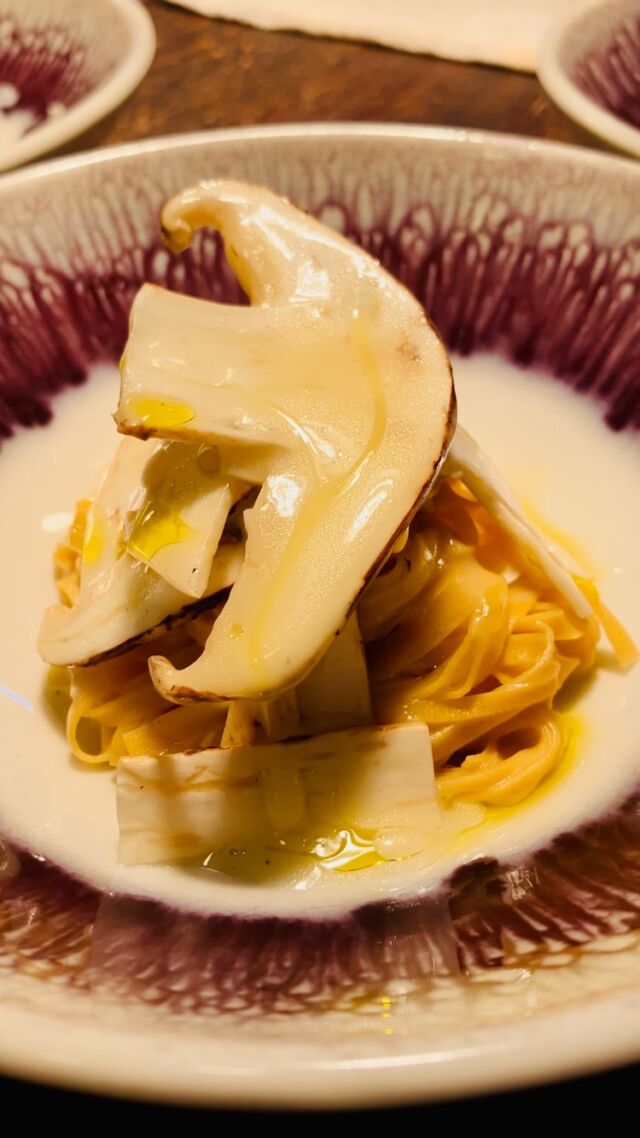 …

ぐっと冷え込む山中

鼻から吸う空気は澄んでいて、
足元は少し湿っぽい

湿った土の上に枝や枯葉が重なり合っていて
歩くたびに小枝はパキパキ
落葉はしゃらしゃらする

ところどころ滑りそうになるし、歩きにくい

たまの山は楽しいけれど

毎日は大変

山の幸が届くと
今日の山はどうだったかなと想像します

#pgreco #ピグレコ #福本俊輔の手仕事 #大阪イタリアン #西天満ディナー #大阪レストラン #予約制レストラン #コース料理 #ミシュラン #gaultmillau #夫婦で営業 #素材と向き合う #イタリアンコース #梅田ディナー #北浜ディナー #忘年会 #年末ディナー #大晦日ランチ  #静かな贅沢 #大人のご褒美時間 #美味しい時間を過ごす #季節を味わう #西天満グルメ #大阪ディナー #高野山松茸 #秋の香り #自分の時間を大切に #人生を楽しむ