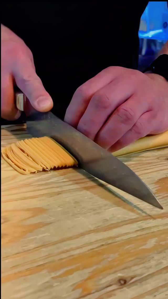 …

聞き慣れたいつもの音

よし、今日もいつも通りだと
わざわざ思うことはないけれど

耳と指先は、いつも通りだと言います

#pgreco #ピグレコ #福本俊輔の手仕事 #福本が大事にする時間 #大阪イタリアン #西天満ディナー #大阪レストラン #予約制レストラン #コース料理 #ミシュラン #gaultmillau #夫婦で営業 #素材と向き合う #シェフの手仕事 #静かな時間 #仕込みの音  #職人の手仕事 #積み重ねの日々 #音のある風景 #仕込みの時間 #丁寧な時間 #集中の瞬間 #変わらないもの #厨房から #料理人の仕事 #pgrecoのキッチン #日常の一コマ #静かな情熱 #手仕事の現場 #職人の日常