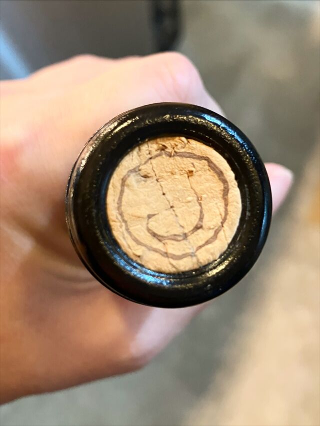 🍷

お客様から軽めの赤をと。

軽めなら

これは？
じゃこれは？と相談して決定した一本

キャップをめくると

コルクには可愛いニコちゃんが😃

抜栓前に再度お客様の元へ戻り
『コルクにニコちゃんいますよー！』と報告

『当たりちゃうかー』

『当たりかも？！』と開ける前からワイワイ。

いざ抜栓するとこれまた、
ロッソとは思えないほどのポテンシャルで

めちゃくちゃ当たり🎯

みんなでテンション上がった
ディナータイムとなりました✨

わざとなのか、偶然なのか…

真相はわかりませんが、

同じものが後３本。

あけるのが楽しみです🙌

#pgreco #ピグレコ  #大阪イタリアン #西天満ディナー #大阪レストラン #予約制レストラン #接待ディナー大阪 #接待で使えるお店 #michelin #ミシュラン #gaultmillau #夫婦で営業 #素材と向き合う #イタリアンコース #ワインペアリング #cerbaiona #チェルバイオーナ #rossovdt #ワインのある時間 #ワイン好きな人と繋がりたい #笑顔の時間 #ちいさな幸せ #ハッピーのおすそわけ