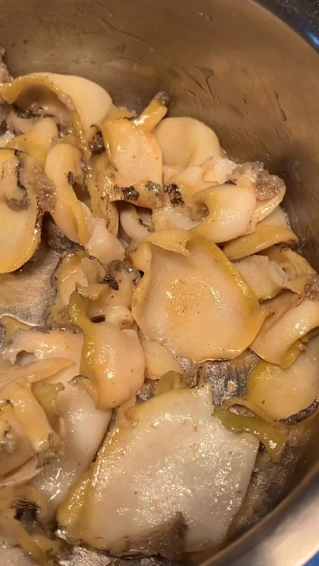 仕込んで仕上げる

これが毎日で日常

今日が一番だという確信を持って
お出しする反面、これが最善かと考える

お客様に出しているのは、今のベスト

毎日が試作と完成

横で見ていてそう思います

#pgreco #ピグレコ #福本俊輔の手仕事 #大阪イタリアン #西天満ディナー #大阪レストラン #鮑 #コース料理 #ミシュラン #gaultmillau #夫婦で営業 #素材と向き合う #鮑のタリアテッレ #季節のパスタ  #キタッラ #日々の積み重ね #毎日の一皿 #大阪ディナー #北浜接待 #梅田接待 #接待ディナー #大人の食事時間 #静かな贅沢 #美味しい時間を過ごす #今のベスト #試作と完成