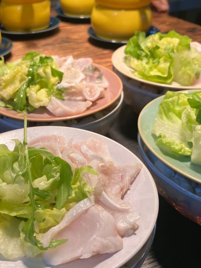 🐡

淡路の天然トラフグを、バーニャカウダで。

毎年、毎年、「これが正解やな」と言いながら、
素材と向き合い、薄紙1枚ほどのアップデートを続けています。

ソースまで楽しんで頂ける一品。

ぜひ皆様のご予約お待ちしております。

#pgreco #ピグレコ #大阪イタリアン #大阪レストラン #予約制レストラン #接待で喜ばれるお店 #ミシュラン #michelin #ゴエミヨ #gaultmillau #福本俊輔の手仕事 #素材と向き合う #夫婦で営業 #淡路天然トラフグ #フグのバーニャカウダ #ピグレコスタイル #ピグレコオリジナル #身厚スタイル #去年よりも今年今年よりも来年