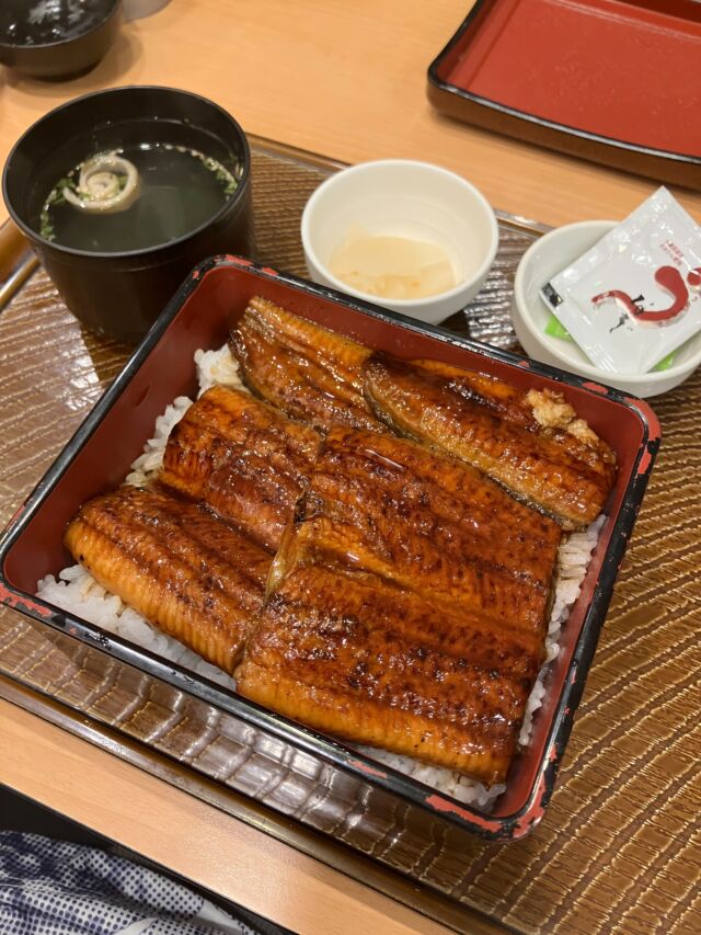 お礼

昨晩「ジョブチューン」をご覧くださった皆さま、
誠にありがとうございました。

収録の後日、私たちも近くのガストへ。
色々悩んだ末に選んだのは……鰻👍✨

番組では10品のジャッジでしたが、
実際にはもう一皿🍨

さらっと添えられたパイまで、
細やかなこだわりが🙌

幅広い層に向けた、
バラエティ豊かなメニュー構成

同じ飲食店としても、
たくさんの刺激をいただく機会となりました。

改めまして、ありがとうございました。

📺 TVerでもご覧いただけます。
見逃された方は、ぜひご覧くださいませ。

#ジョブチューン #ジャッジ #pgreco #ピグレコ  #商品開発 #飲食店の挑戦 #ガスト #すかいらーく #料理人の視点 #美味しい