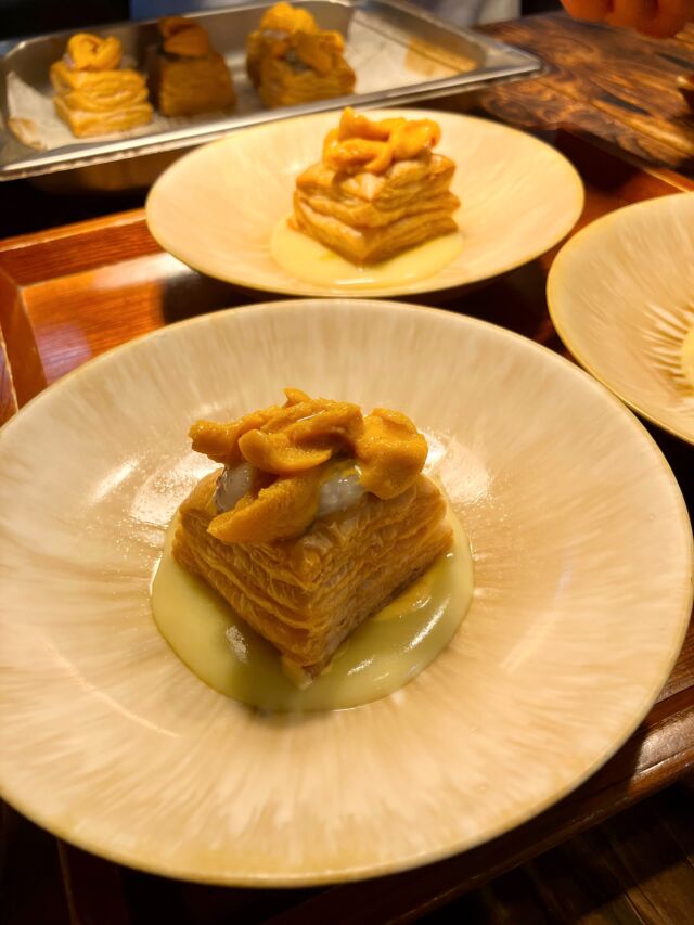 …

重なった層の存在感とは裏腹に、
サクサクとした音と共に、
力をかけずにほどけていくパイ

主張せず、

海の甘みをそっと押し上げてくれます。

#pgreco #ピグレコ #福本俊輔の手仕事 #大阪イタリアン #大阪レストラン #コース料理 #ワインペアリング #ミシュラン #michelin #ゴエミヨ #gaultmillau #素材と向き合う #夫婦で営業 #予約制レストラン #海の恵み  #大人の贅沢  #大阪接待 #忘年会 #年末年始営業 #大阪天満宮ディナー #大阪天満宮ランチ #さくほろ #大人のご褒美