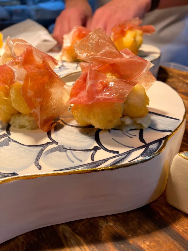 真鱈白子のフリット
⁡
⁡
シンプルに仕上げるために
向き合うポイントがあります
⁡
⁡
『なんか…違うねんなぁ。なんかうまいねんなぁ…』
⁡
と、長年来てくださっているお客様
⁡
深く考えて…と言うより、ほどよくアルコールが体を包み、その時に思われたことを、ポロッと口にした一言だと思います
⁡
⁡
その『なんか』が
各お店のテクニックであり、
大切にしていること
⁡
『なんか』に気づいてもらえることは
本当に嬉しく、長く通っていただける理由だと感じています。
⁡
根強い人気の一皿、
今だけの食材をぜひご賞味ください
⁡
⁡
#pgreco #ピグレコ #大阪イタリアン #ワインペアリング #白子のフリット #codmilt #真鱈白子 #素材と向き合う #福本俊輔の手仕事 #ミシュラン #michelin #gaultmillau #ゴエミヨ #西天満ディナー #大阪接待 #接待ディナー #大阪レストラン #大阪天満宮ランチ #大人の贅沢 #年末年始営業 #なんか #最高の褒め言葉 #接待で使えるお店  #大人のご褒美