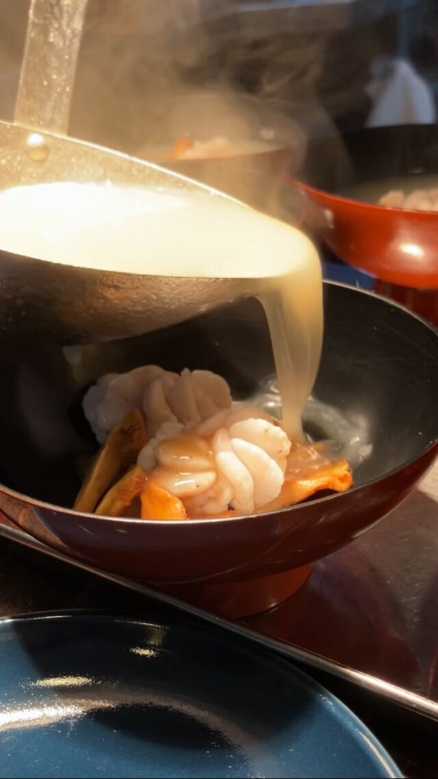 …

季節の食材を扱う以上、
必ずしも“使いたい食材”が手に入るとは限らず
⁡
思いが届かない日もあれば、
思いがけず、最高の状態に出会える日もあります
⁡
大まかな設計はあっても、最終的に形を決めるのは、その日に届く素材を見た後

同じ食材でも、その日に揃う素材によって
仕立てが変わることも、しばしば…

⁡
大人数のチームだからこそできる料理があり、
シェフ1人だからこそできる料理があります

それぞれのレストランに、
それぞれの醍醐味があると思います。
⁡
⁡
Working with seasonal ingredients means
we are guided not by expectation,
but by what nature grants us each day.
⁡
Some days, the ingredient we long for
remains out of reach.
And yet, there are days
when we are gifted something extraordinary—
at the height of its perfection.
⁡
The outline of the menu may be set,
but the true form of the dish
is decided only when the ingredient arrives,
and speaks for itself.
⁡
There are creations made possible
only by the collective hands of a team.
And there are creations
that can only be born
from one chef’s singular vision and craft.
⁡
Every restaurant holds its own philosophy,
its own quiet pleasures—
an experience that cannot be replicated elsewhere.
⁡
⁡
#pgreco #ピグレコ #大阪イタリアン #コース料理 #西天満ディナー #大阪レストラン #予約制レストラン #接待ディナー #大阪接待 #女子会 #福本俊輔の手仕事 #素材と向き合う #季節の食材 #白子料理 #旬を食べる #一皿への想い #大人の贅沢 #ミシュラン #michelin #ゴエミヨ #gaultmillau #心の充電 #自分時間 #一年のご褒美に