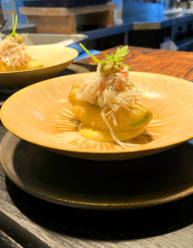 🦀🥑🦀

蟹の時期の定番になりつつある前菜

『蟹とアボカドのフリット』

一見シンプルに見えながら、その中には福本らしい工夫がいくつも重なっています。

軽やかさと旨みのバランスを追い込んだ一皿を、
ぜひお楽しみください。

A seasonal staple during crab season:
Crab & Avocado Fritto

At first glance it may appear simple,
yet the dish is layered with the meticulous touches
that are characteristic of Chef Fukumoto.
Please enjoy the balance of lightness and depth of flavor
crafted into this delicate plate.

#pgreco #ピグレコ #福本俊輔の手仕事 #大阪イタリアン #コース料理 #大阪レストラン #西天満レストラン #接待で喜ばれるお店 #大阪接待 #忘年会 #新年会 #年末年始営業 #ミシュラン #Michelin #ゴエミヨ #GaultMillau #蟹料理 #アボカド料理 #蟹とアボカド #crab #avocado #crabandavocado