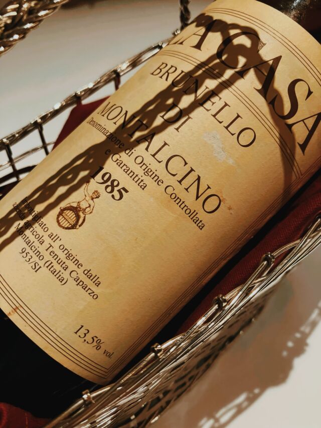 ✨✨✨

40年

最高の状態だったとしか言えない1本でした。

40 anni.
Una bottiglia che posso descrivere solo come nelle sue condizioni migliori.
Un raro momento di perfezione da un Brunello 1985.

#Brunello1985
#BrunelloDiMontalcino
#Caparzo
#VintageWine
#40Years
#FineWine
#ItalianWine
#TuscanyWine
#WineLovers
#SpecialBottle
