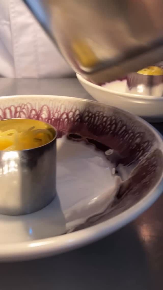 炭の香りに…

落ち着いたレモンの香りを重ねました。

Charcoal aroma layered with a gentle, mellow lemon note.
 

#pgreco #ピグレコ #大阪イタリアン #コース料理 #西天満ディナー #西天満グルメ #大阪レストラン #予約制レストラン #ミシュラン #michelin #ゴエミヨ #gaultmillau #福本俊輔の手仕事  #再投稿です 🙏