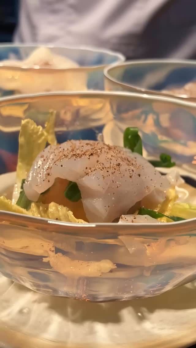 淡路天然トラフグ
炭火でさっと表面を炙り、鮮度を感じさせる透明感のある身に仕上げています。
その下には、温度差を楽しむ一口を忍ばせました。

Awaji Wild Tiger Pufferfish
Lightly charcoal-seared on the surface, preserving the translucence that reflects its freshness.
Beneath it, a hidden bite designed to highlight a contrast in temperature.

#淡路天然トラフグ #透明感 #温度差 #一皿の構成 #素材と向き合う #福本俊輔の手仕事 #シェフの手仕事 #夫婦で営む #コース料理 #大阪イタリアン #西天満ディナー #予約制レストラン #ミシュラン #michelin #ゴエミヨ #gaultmillau #finewinedining #japaneseingredients