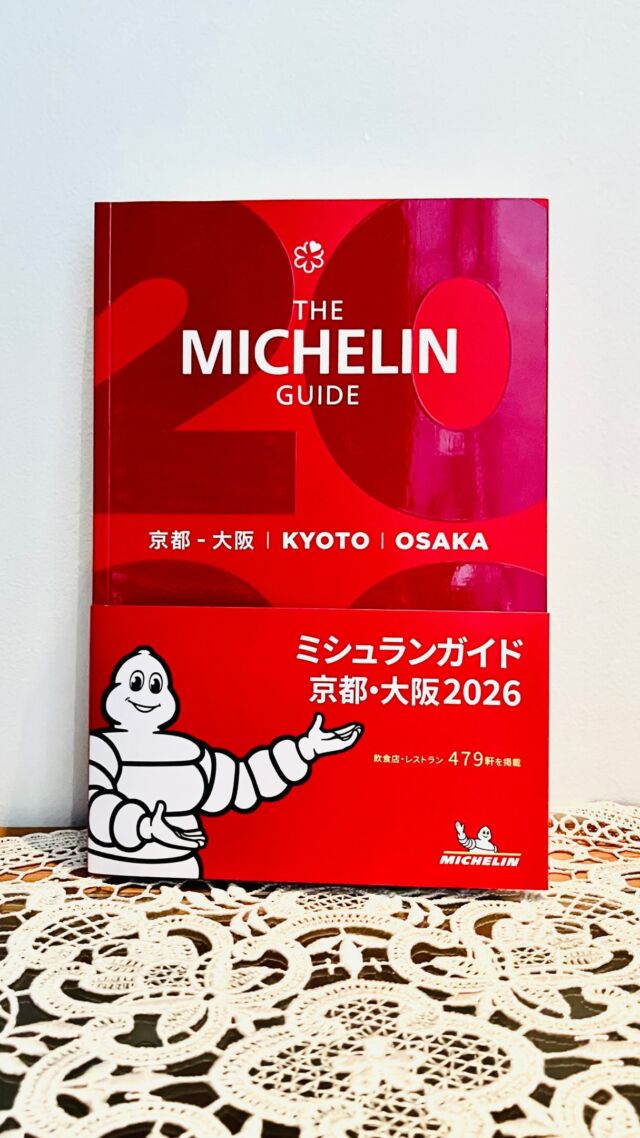 ⭐︎御礼⭐︎

今年もミシュラン一つ星の評価をいただくことができました。 改めて日頃よりピグレコを支えてくださっている皆さまに、御礼申し上げます。 

今年は、三味線の音色とともに始まる印象的なセレモニーとなりました。 

余談ではございますが、お顔を見ると見覚えがあり、すぐに昨年の関西万博で三味線を演奏されていた方だと気づきました。
思いがけない勝手な再会に嬉しさを覚え、式典後の立食の場でお声がけいたしました。 

他にもご縁を感じた出来事があり、一つ星という評価はもちろん、嬉しい一日となりました。

より一層、皆さまにお楽しみいただけるよう、一生懸命に努めてまいります。

今後とも変わらぬご愛顧のほど、
よろしくお願い申し上げます。 

We are honored to have once again been awarded a Michelin one-star rating.
We would like to express our sincere gratitude to everyone who continues to support Pgreco.

This year’s ceremony began with the sound of the shamisen, creating a truly memorable atmosphere.

On a personal note, I recognized the performer and realized that he was the same musician I had seen playing the shamisen at the Expo last year.
It was an unexpected reunion, and I felt a quiet sense of joy, which led me to speak with him during the standing reception after the ceremony.

There were also other moments that made me feel a meaningful sense of connection.
Alongside the honor of receiving one star, it became a truly memorable day.

We will continue to devote ourselves wholeheartedly so that you may enjoy your time with us even more.
We sincerely appreciate your continued support.

#michelin #ミシュラン #pgreco #ピグレコ