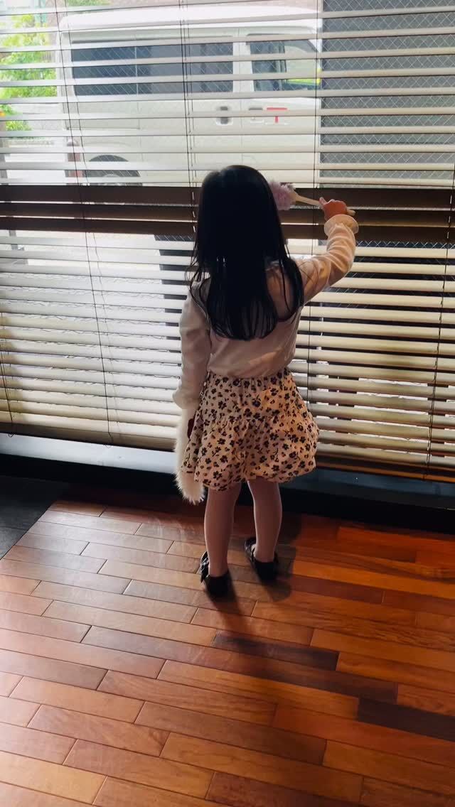 あっという間に、5月🌱

振り返ると4月は本当にあっという間で、
子どもの新生活が始まったこともあり

「あれ？今日、学童あったっけ？」
「何かアポ入ってたっけ？」
「ん？ん？ん？」

と、本当に行き当たりばったりで、
なんとか乗り切った💦💦という1ヶ月でした。

そして20時頃になると外部の学童から娘がお店に帰ってくるため、お客様に失礼がないだろうかと、毎日、今までにない緊張感の中でその時間を迎えています🥹

そんな私の心配をよそに、
娘は「今日はどんなお客様が来るのかなぁー？」と毎日楽しみにしながら帰ってきては、
お客様のもとへ一直線🏃‍♀️

キッチンと客席を行ったり来たりしながら、
少しずつ距離を縮め、
最後には膝の上に座らせていただいたり、
じゃんけんをしていただいたりと、
本当に皆さまに可愛がっていただいています。

特に女性のお客様はネイルをされている方も多く、見せてもらってはうっとり眺めています🧡

また4月は海外からのお客様も多く、
「ホームページで見たけど、娘さんに会えるのを楽しみに来た！！」とお声をかけていただくことも多く、とても気持ちが救われました。

温かいご縁に支えていただいていることを、
改めて感じた4月。

まだまだスケジュールを調整しながらの5月ではございますが、ご来店いただくお客様には、一組一組、しっかりとお迎えしてまいります。

土曜や祝日は、準備中から店内にいる娘。

ブラインドや入り口の拭き掃除も、
彼女の担当として頑張っています✊

#ピグレコ #pgreco #感謝 #michelin #gaultmillau
