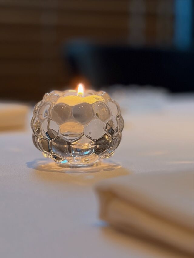 🕯️

「こうやって、仲のいい人たちと
ろうそくの灯を囲んで好きなこと喋って、
ご飯を食べられるって、
それだけで幸せなことやんか。」

お客様の言葉を、時々思い出しながら、

ご来店の約30分前
ろうそくに火を灯します。

“Just being able to sit around candlelight with close friends, talk about anything, and share a meal…
That’s happiness.”

We often think back on these words from one of our guests as we light the candles about 30 minutes before our guests arrive.

#大阪イタリアンレストラン #michelin #gaulmillau #大切な時間 #ろうそくの灯